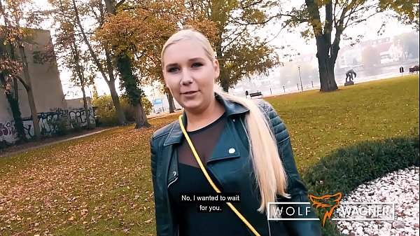 Lena Nitro bläst im Freien einen Schwanz und wird dann gefickt