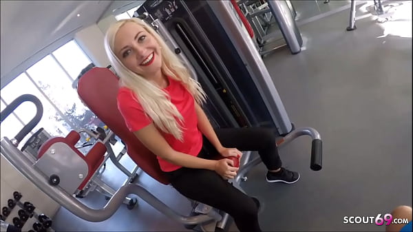 Junge Studentin aus Berlin bei McFit abgeschleppt und direkt gefickt Deutsch – German Teen