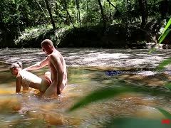 Paar hat Doggystyle-Spaß im Fluss