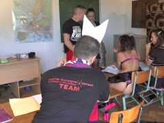 Praxisorientierter Sex-Unterricht: Vier Schüler ficken in der Klasse