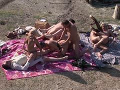 Rammeln am See: Schlampen genießen historischen Freiluftfick