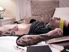 Zwei Studentinnen fallen über ihn her