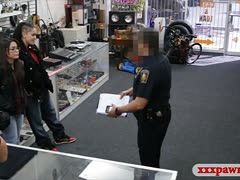 Schwarzhaariges Luder muss mit dem Kerl ficken